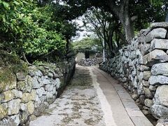 長崎5日目の朝、小値賀港7:25発の船に乗り、野崎島へ行きました。島内にある宿泊施設以外には無人島になっている野崎島。港周辺はかつて人が住んでいた集落の跡が広がります。