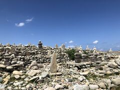 日島にある石塔群です。
不思議な光景でした。