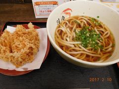 掛川小笠パーキングエリアにある、そば処鐘庵で夜ご飯。
23時過ぎに行ったのですが、開いていました♪
寒い中、温かい食事が嬉しい！
写真はかき揚げうどん。