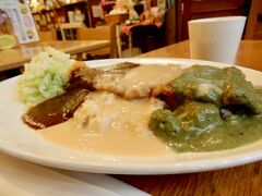 3種類のソースに迷ったあげく、全部がけ～ヽ(´▽｀)/

えっ？
お箸でカレー？って思ったけど
カレーじゃなかったわ
かつめしでっす

お箸で切れるぐらい柔らかいカツ
厚さはない薄いカツだけど美味しかった

お腹パンパコリン
ごちそうさまでした～♪