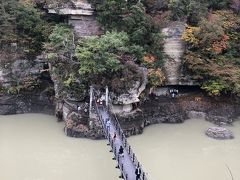 いよいよ塔のへつりへ！
壮観です！！
前日の雨で川の水が濁っているのが、かえって凄みがあります。