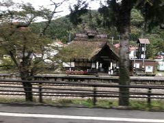 茅葺き屋根の駅舎がある湯野上温泉駅の前を通ります。