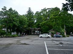 ●土佐神社

引き続き、岡豊城からだと西の方向へ車で10分ほどの場所に鎮座している「土佐神社」へ。
その名のとおり、土佐国一之宮を称する歴史ある神社です。

大きな楼門の左脇に境内への進入路があり、鳥居の前に駐車場があるので、ここに車を止めときます。