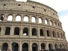 ＜ローマ＞ 2日目（ローマ初日）コロッセオ、80年築。最初の海外旅行で見学したはず？なので速足で素通りしました。猫、ならぬ、ちゅう。真っしぐら。目的地はラルゴ・アルジェンティーナ広場。しかーし、猫さん収穫はなし、保護施設で18:00までだったせいか、外の目立つところにはいなかったのです。