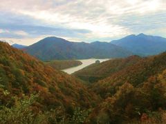 「磐梯吾妻レークライン」から見た秋元湖。

紅葉が折り重なって、絶景です。