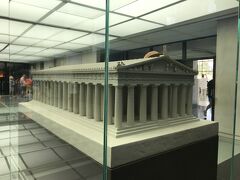 パルテノン神殿の本来の姿を現した模型。