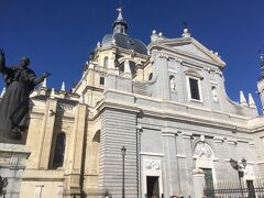 朝ご飯の後はアルムデーナ大聖堂に行きました。

