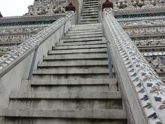 　塔の真下に立つ。
　ワット・アルンそのものは、多くの旅行記で紹介されているので割愛するが、
　ここでの最大な目的は、崖のような急階段に挑戦すること。　
　めまいのするような恐怖を、おばさんたちに味わってもらいたい。
　ところが階段の前に立つと、登り口は柵でふさがれ、進入禁止となっていた。