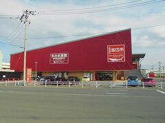　東日本大震災遺構・伝承館見学を終え、気仙沼市魚市場前の「海の市」に行きました。
　ここは震災後休業していたのですが、2016年に全面再開しました。
　1階に飲食店や海産物店、2階にシャークミュージアムがあります。