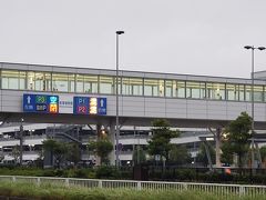 セントレア東横イン２にて前泊。シャトル激混み。仕方なく雨の中歩く。空港まで遠い。。。。平日にもかかわらず駐車場朝から大混雑の模様。