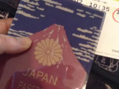 朝の成田空港。初めてのジンエアーです。
因みに新調したパスポートカバーは葛飾北斎『富嶽三十六景』の凱風快晴。
赤パスポートを入れると赤富士が完成する仕組みになってるのが以前から気になってて、その年の夏、渋川温泉行った帰りに立ち寄ったハラミュージアムアークのショップで見つけて思わず買っちゃいました。
2020年3月からパスポートの査証欄に冨嶽三十六景２４作品が印刷されているとの事、更新したら内も外も北斎になるわけで、今から楽しみだったりします。