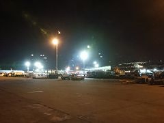 30分ほど遅れて離陸。これがかなりクリティカル。住宅地にあるエル・パロマール空港は、騒音対策のため22時から7時までの発着が禁止。到着が22時を過ぎてしまうため、なんとエセイサ空港に着陸。エル・パロマール空港だとすぐそばの駅から電車に乗れて、12ペソで帰れるのですが、エセイサ空港からはハイヤーに乗って1500ペソ..。それでも夜遅くの電車の待ち時間を考えると、渋滞もない高速をとばしたハイヤーで、それほど変わらない早さで帰宅できました。