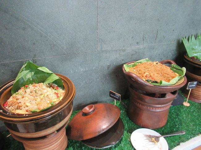 ナシゴレンやミーゴレンなんかもあった<br />この奥にはエッグステーションも