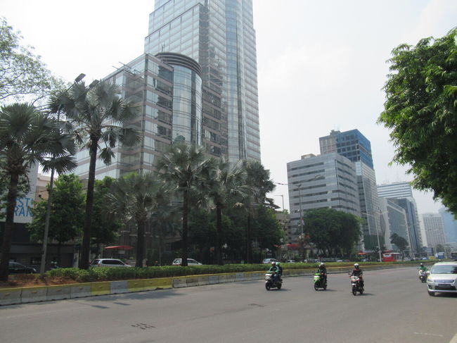 観光する気はないけど、とりあえず両替はしておかないと。<br />グランドインドネシアというモールまで歩いても10分くらいらしいので、行ってみることに