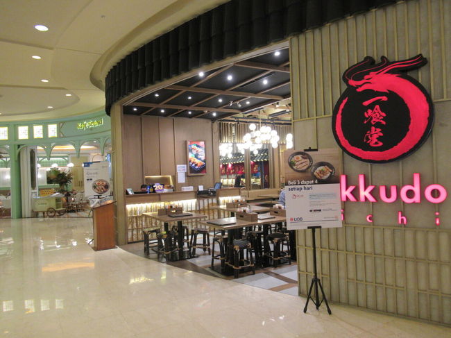 せっかく来たので、もう一つの目的のマッサージやを探す。<br />さっきの両替所はイーストで、ウエストの方にあるらしいけど、どうやって行くのかわかりにくくて、聞いてやっと行くことができた