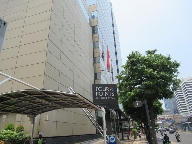 ギリギリでチェックアウト。<br />2泊目のJWマリオットまでGrabで移動。ちょうどお昼時でかなり渋滞してたけど、料金は決まっているので安心。460ルピアだった。<br /><br />