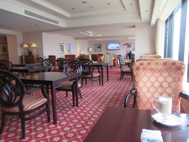 この窓側の席だったんだけど、外の景色が見えて良かったんだけど、エアコンが当たってとにかく寒い。アラフィーのおばさんは我慢ができず、エアコンの当たらない奥の席に移動して、鍵をもらうのを待つ