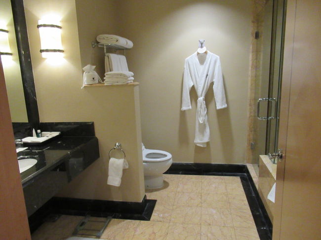 洗面台と奥がトイレ<br /><br />トイレは玄関のところにもう１つあった