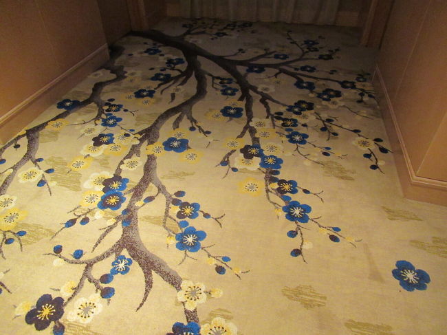 時間になったのでラウンジへ行きます<br /><br />絨毯は梅？