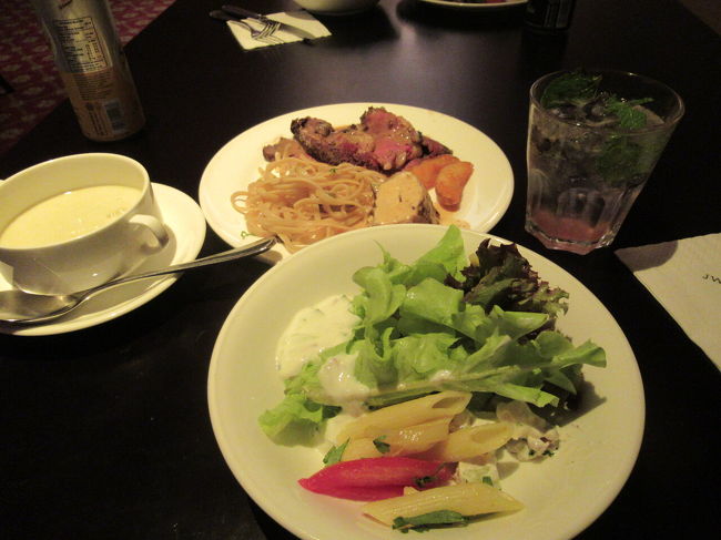 ローストビーフなんか、いつみても山盛りになってた<br /><br />カクテルがあったので、もらって来たけど、ノンアルコールかな？私には美味しくてよかったけど。