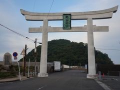 鹿島には鹿島神社があります。
海を挟んで鳥居がこちら側にあります。
物心ついた時から見慣れた光景でしたが、鳥居と本殿の間に海があるなんで珍しいです。