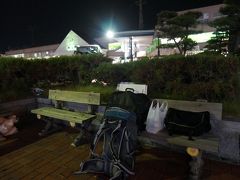 松山駅前広場のベンチで夕食です。
昼食の残りを持ち帰りにしていたのでその鯛めしをいただきました。
冷めても美味。