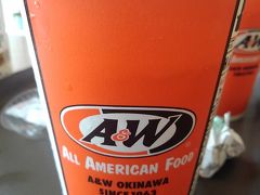 那覇空港の駐車場は混んでいる事が多いため早めに家を出ました。幸い今回はスムーズ駐車できたのでちょっと時間があきました。那覇空港のANAラウンジは狭いため、エンダー（A&Wを沖縄県民はこう呼ぶ）で時間つぶしです。
