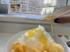 ティダファクトリーにスノーモンスターを食べに来ました。

宮古島に来るたびに食べています。
大きいので二人でシェアするのがちょうど良いです。
マンゴーソースをかけて・・・

