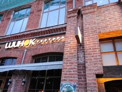 夕方は知人と待ち合わせし、ウクライナ料理のレストランへ。シノクという名前の人気店だ。