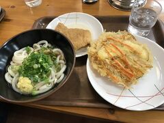 高松到着後、まずは栗林公園前の「上原屋本店」さんにて昼食。もちろんうどん。