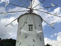小豆島オリーブ公園のギリシャ風車の前では、ホウキにまたがって飛び跳ねて写真を撮る人が多くいた。インスタ映えすると評判で、多くの人が集まってくるらしい。