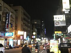 再度BRTに乗り、中華路夜市へ
逢甲夜市や一中街夜市に比べ庶民的。ローカルでディープな夜市である。
自動車の交通量が多いところの夜市（歩行者天国では無い）なので、酔っ払った時や子供連れは注意！