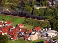 夫は、津和野の町の写真が撮りたくて、リフトで津和野城跡へ。

望遠レンズが無いのでこれが精一杯とか。
赤瓦の津和野の町を煙を吐いてSLが走る風景。

私が独断で、ジオラマに見える「ミニチュア加工」してみました。