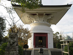 なぜかお寺が敷地内にある