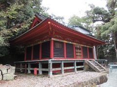 神庫
神楽殿隣に建つ校倉造りの建物で、博物館ができるまで神社に伝わる宝物が納められていました。朱色に塗られた柱や屋根、扉には、金箔が貼られ、紅白の花が描かれています。堂々とした重要文化財の豪華な建物ですが、中を見ることができず、目を向ける人はほとんどいませんでした。
