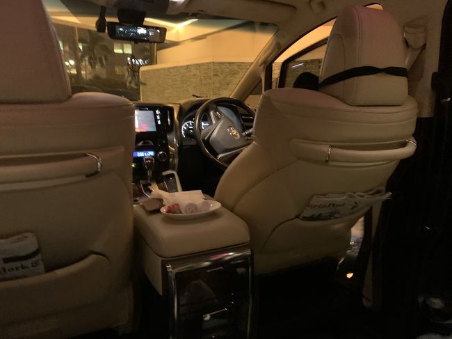 帰りの送迎タクシー。シート倒せるのでよく寝ました
