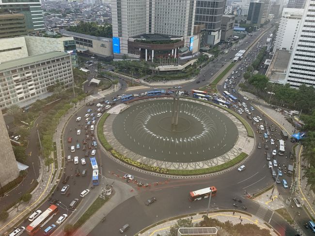 部屋からの眺め。向かいのショッピングモールに行こうと思うもあまりの混雑に断念。タクシー使いました。。。<br />grabは事前に登録しておいた方が楽です。<br />以下設備について。