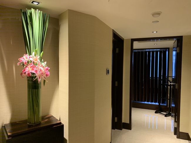 部屋についたー！贅沢に空間を使っているようで、意外とそうでもない印象。公立よくプライベートとパブリックエリアを分けている印象で、ビジネスマン向けの作りという印象でした。自宅のような作り。生花は、本当に、素晴らしかったー