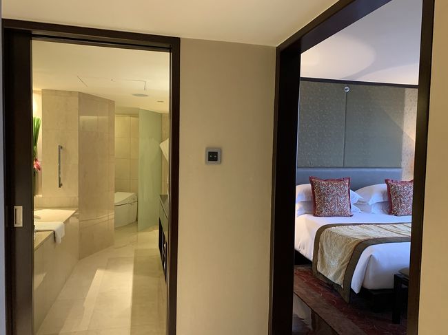 ベッドルームの横にバスルーム