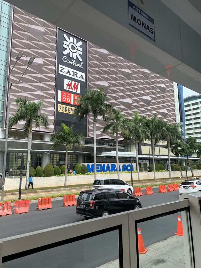 徒歩数分の最寄りの駅。徒歩でなければ、交通の便は良い。バスはSuica的なものを購入必要40000Rp。