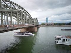 ライン川に掛かる「Hohenzollern Bridge」を渡ります