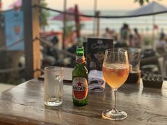 夕食はビーチ通り沿いにあるCHEZ GADO GADO。
あまりお腹が空いていなかったので、軽めのプレートとお酒を注文し、夕焼けを見ながらまったりしました。