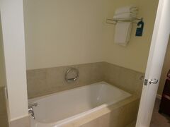 ホテルの写真、まさかの風呂だけ、
バスタブがあるのはありがたい。
パークロイヤルメルボルンエアポートホテル
AU$314.99（≒￥23,625)
ホテル公式サイトで予約
２３時過ぎにチェックイン即寝ます