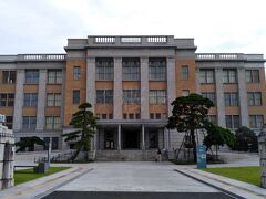 その県庁の手前にあるレトロな建物が旧県庁だった建物で「昭和館」という名前でした。