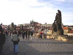 2003年11月19日、カレル橋よりプラハ城を望む
この旅行でようやく時間が取れて観光ができたのは、チェコのプラハだけでした。しかし、それだけでも十分だと思うくらいプラハは美しい街でした。特に女性にはお勧めです。旧市街地の建物も綺麗ですし、最も有名なカレル橋を歩いて渡り、土産物屋を覗きながらプラハ城に向かって上っていくと衛兵の守る門があります。