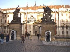 2003年11月19日、プラハ城の衛兵
この衛兵たちがまた美形揃いでしかも人形のようにピクリとも動きません。毎時正時には交替式がありますし、正午のものは盛大だそうです。