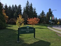 10分くらい歩いて、クイーンエリザベス公園に到着しました。

ここは、カナダで最初の市立植物園だそうで、無料の公園です。