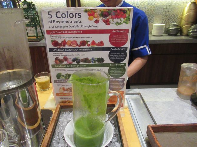 8時半に朝食を食べに行く。ラウンジではなくレストらんを選択。<br />好きなスムージーも作ってくれるらしいけど、一番上の赤とオレンジを選択