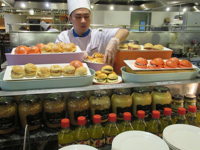 右下のパンの色がすごい