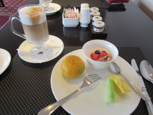 チェックインの時レイトチェックアウトを頼んだけど、どうも伝わってないみたいなので、ラウンジで再確認。やっぱりリクエストが入っていなかったらしいので、確認して良かった。<br />ついでにコーヒーとフルーツを食べた